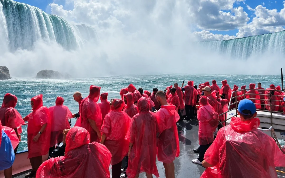 A boat approaching the foot of Horseshoe Falls from the Canadian side